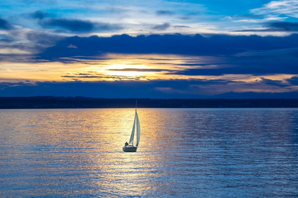 Segelboot bei Sonnenuntergang auf ruhigem Meer
Romantisches Segelboot im goldenen Sonnenuntergang auf ruhigem Meer – perfekte Stimmung für einen unvergesslichen Segelurlaub, Sunset Sailing und entspannte Yachtcharter-Erlebnisse.