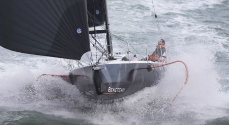 Foto eines Bénéteau Figaro in Fahrt unter Segeln 