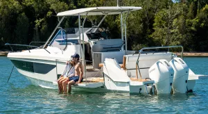 Foto eines Bénéteau Flyer 9 Sundeck Motorbootes vor Anker