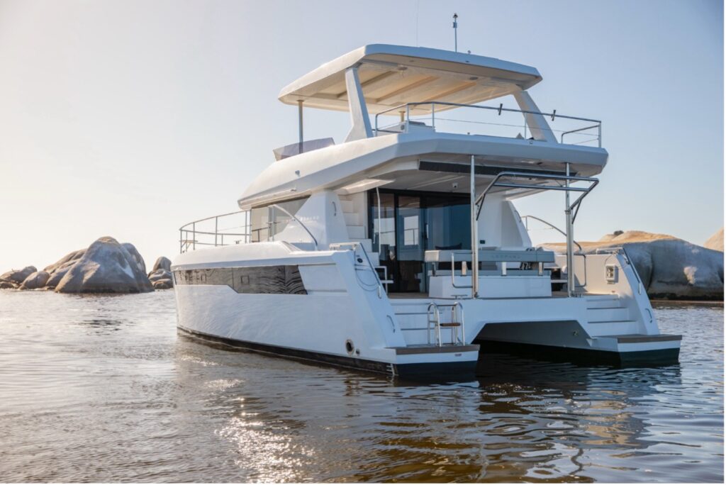 Foto eines vor Anker liegenden Leopard 40 PC Power Cat Motor Catamarans