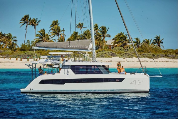 Foto eines Leopard 42 Catamarans Segel-Katamarans, der an einem Badestrand in der Karibik vor Anker liegt