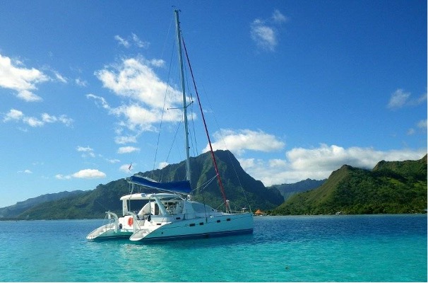 Foto eines vor einer tropischen Küste vor Anker liegenden Leopard 43 Catamarans Segel-Katamarans