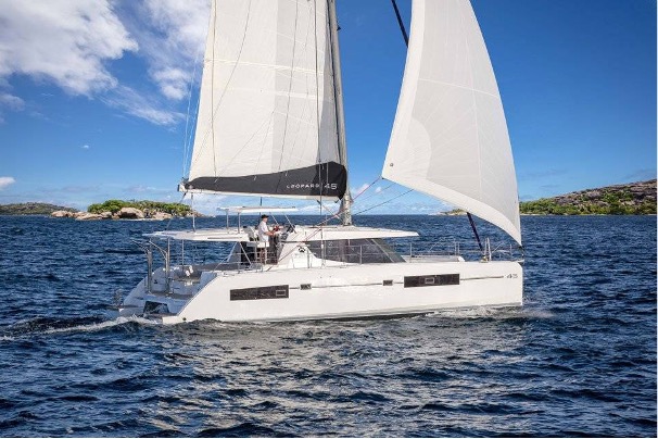 Foto eines zwischen Inseln segelnden Leopard 45 Catamarans Segel-Katamarans