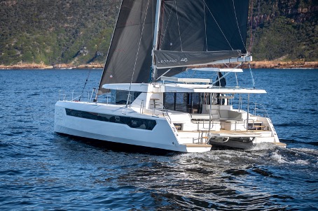 Foto eines Leopard 46 Catamarans in Fahrt unter Segeln