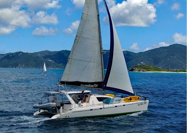 Foto eines segelnden Leopard 47 Catamarans