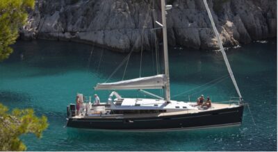 Foto einer Bénéteau Sense 50 Segelyacht vor Anker