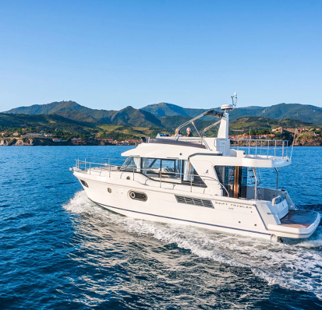 Foto eines Bénéteau Swift Trawler Motorbootes in Fahrt vor der Küste