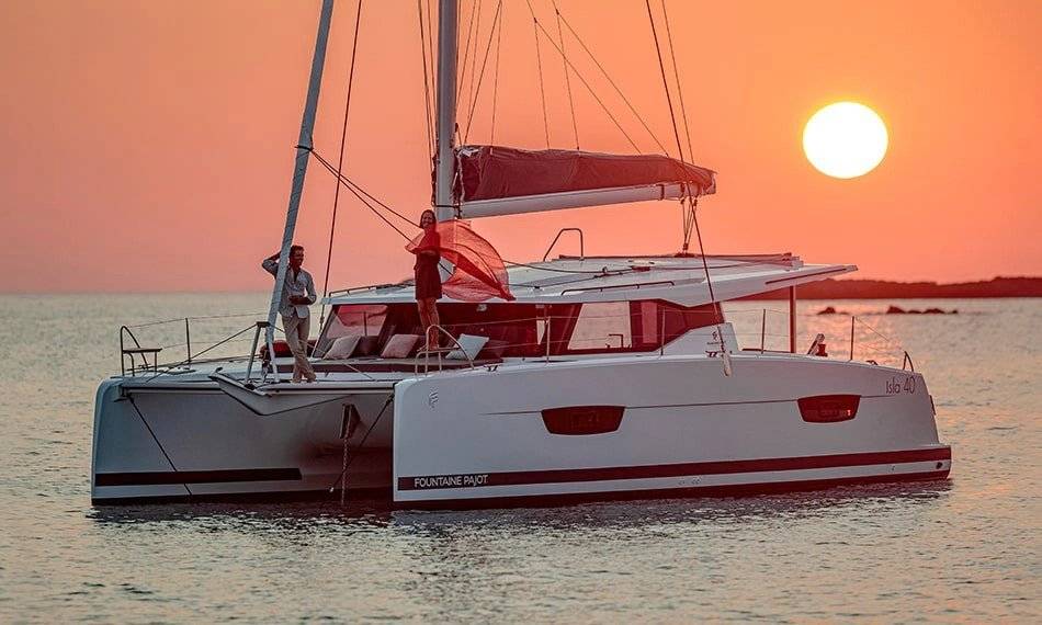 Foto des Fountaine Pajot isla 40 Katamarans vor Sonnenuntergang