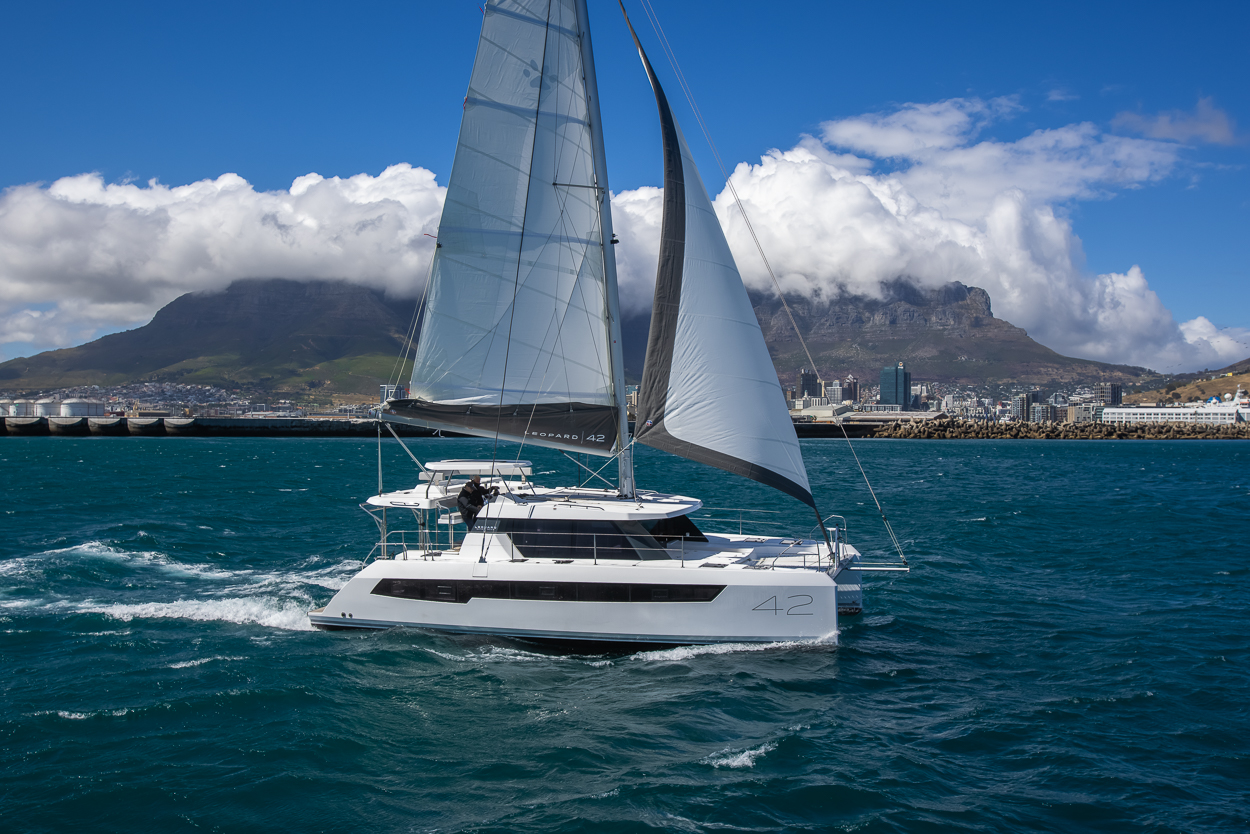 Foto eines Leopard Catamarans 42 Katamaran vor der Küste Südafrikas