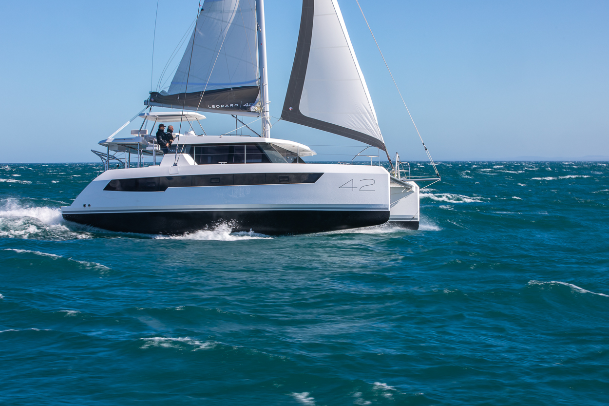 Foto des aktuellen Leopard 42 Catamarans Katamarans unter rauen Segelbedingungen