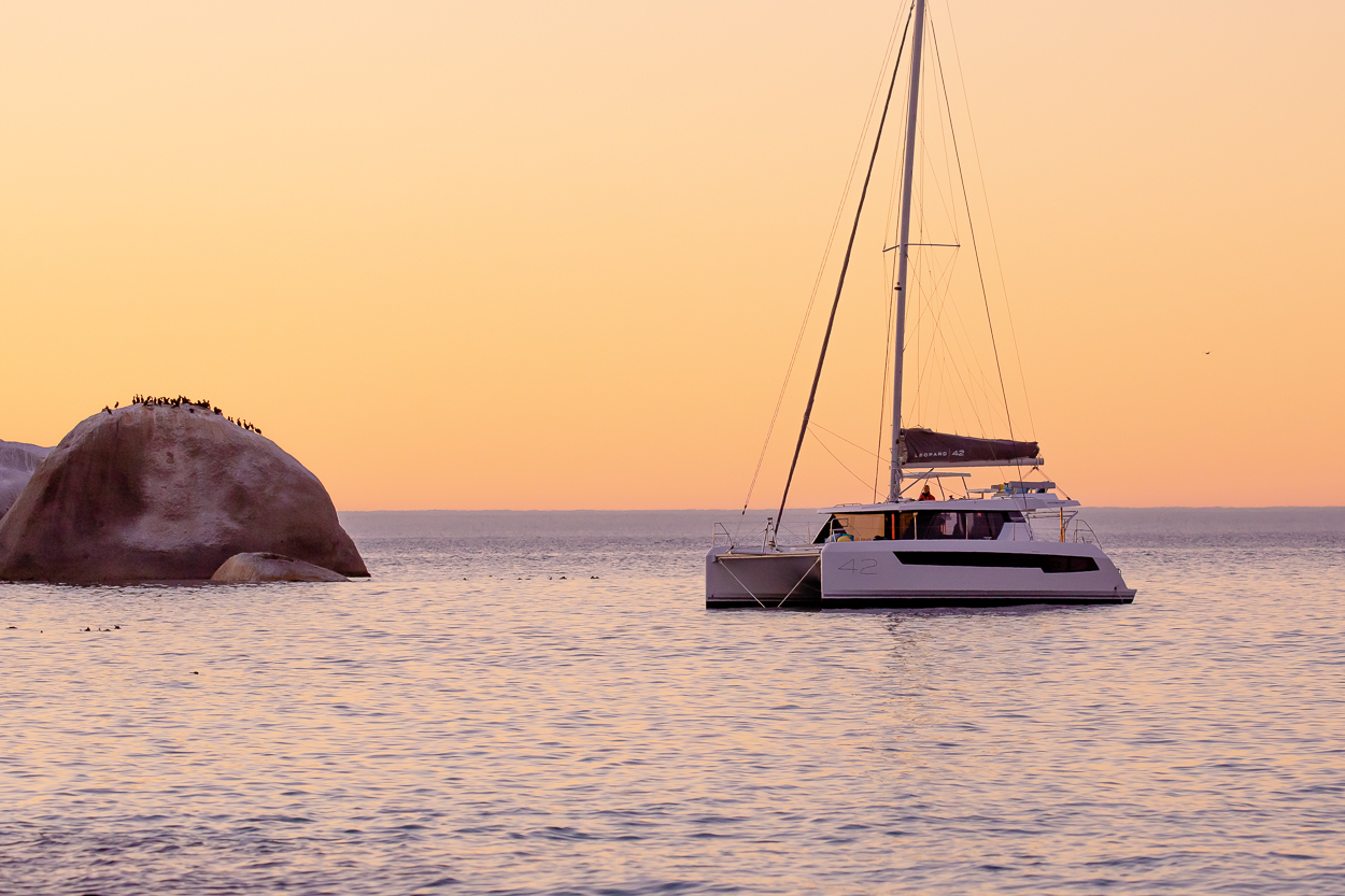 Foto eines Leopard Catamarans 42 Katamarans vor Anker bei Sonnenuntergang