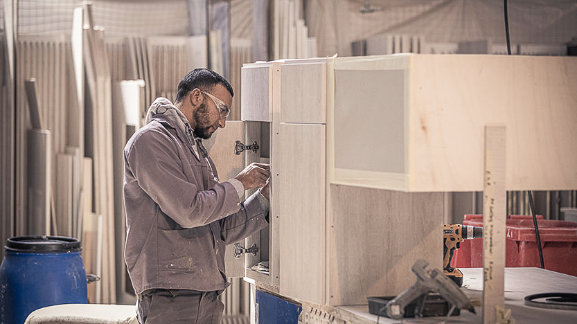 Bild aus der heutigen Fertigung Robertson & Caines: Handwerker arbeitet am Katamaran.