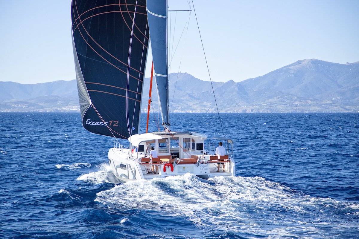 Foto eines Excess 12 Katamarans in Fahrt unter Segeln