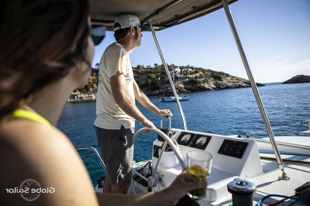 Foto eines Skippers am Steuer eines Italien-Yachtcharter-Bootes