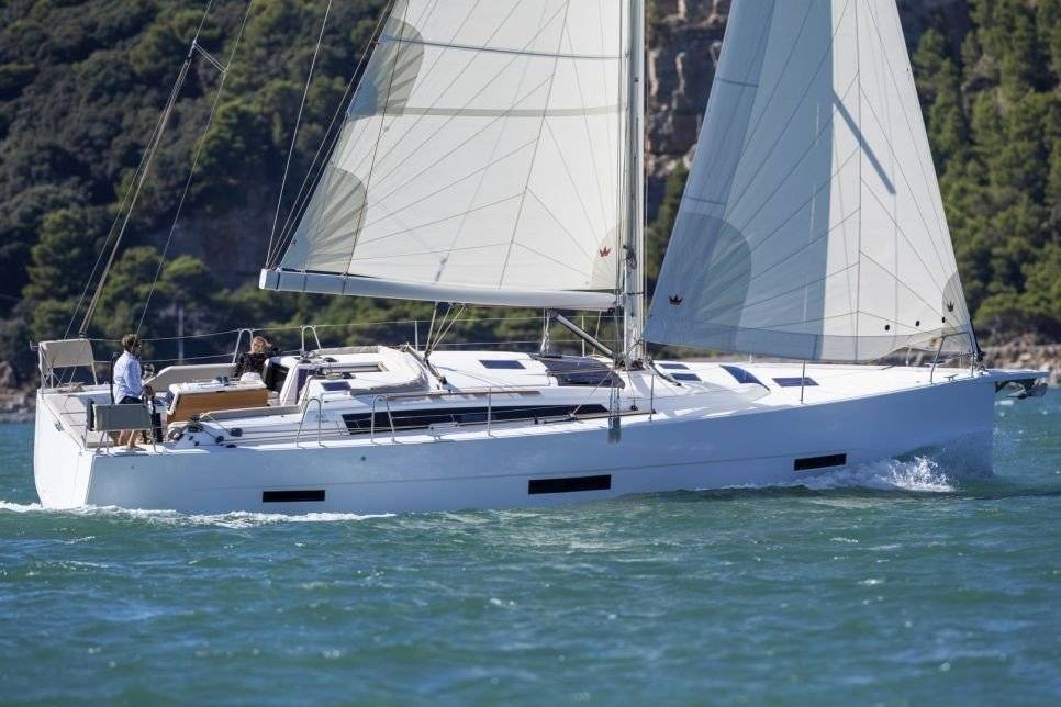 Foto einer Dufour bei idealem Segelwetter Wind und Klima in Italien