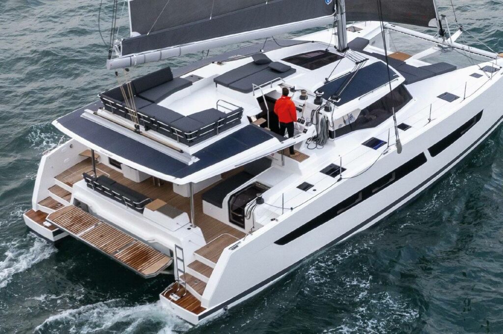 Foto eines Skippers am Steuer eines Fountaine Pajot Aura 51 Katamarans