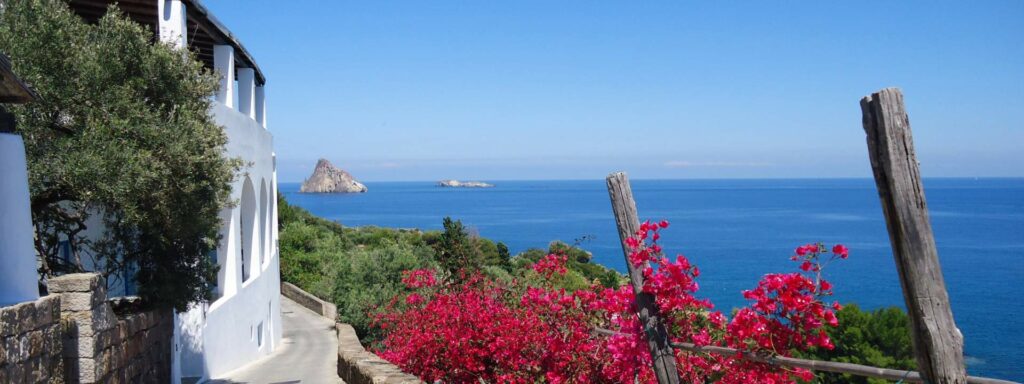 Foto: Blick von einer Liparischen Insel auf das Tyrrhenische Meer - ein Traum-Revier für Törnvorschläge & Segelrouten Italien