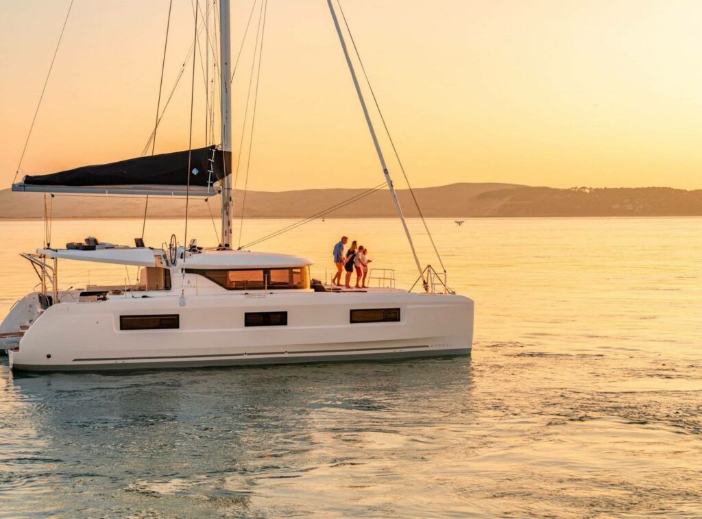Lagoon 36 Katamaran ankert im Sonnenuntergang während Ligurien Segeltörn