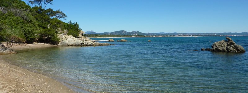 Foto einer Badebucht in der Nähe der Katamaran-Charterbasis Marina di Olbia im Segelrevier Italien