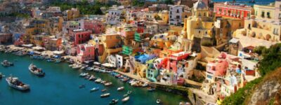 Das pittoreske Procida ist eine besonders für einen Familien Segelurlaub beliebte Charterbasis in Lugurien