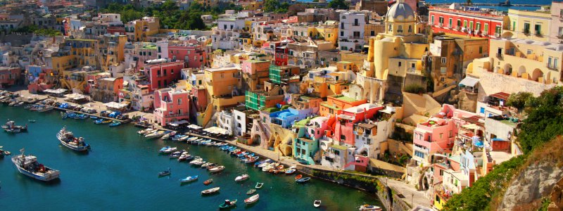 Das pittoreske Procida ist eine besonders für einen Familien Segelurlaub beliebte Charterbasis in Lugurien