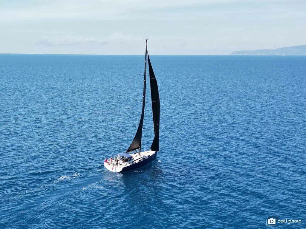 Foto einer in Fahrt befindlichen Segelyacht auf einem Segeltörn Sardinien