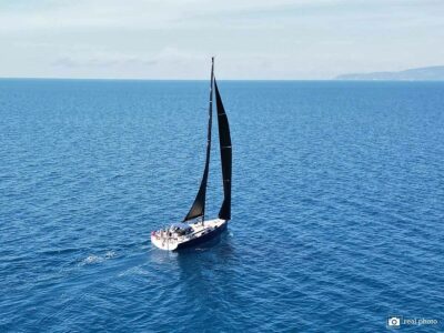 Foto einer in Fahrt befindlichen Segelyacht auf einem Segeltörn Sardinien