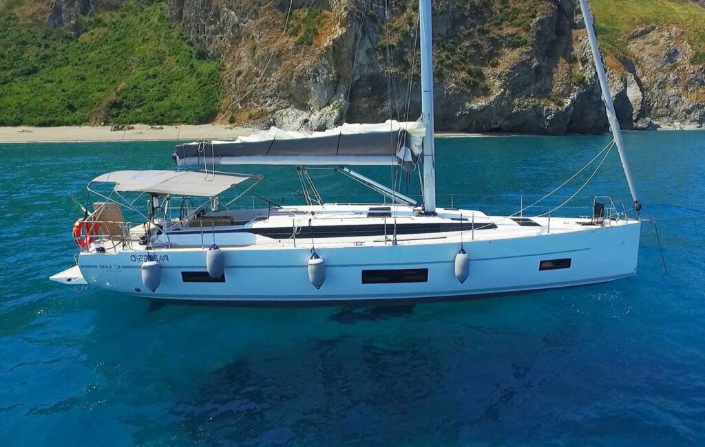 ankernde Bavaria C45 während eines Sizilien Segeltörns