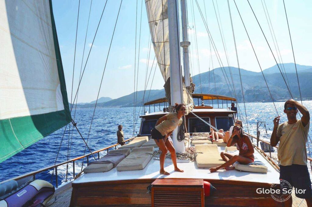 Vom Wasser aus ist der Anblick des Ätnas hinreissend: Luxus-Sizilien Segeltörn mit Crew