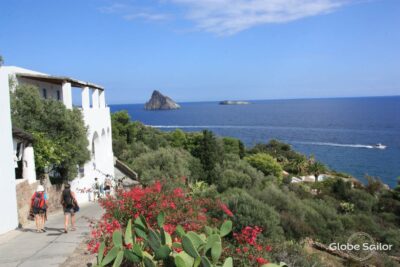 Die mondäne Äolische Insel Panarea sollte kein Sizilien Segeltörn auslassen!