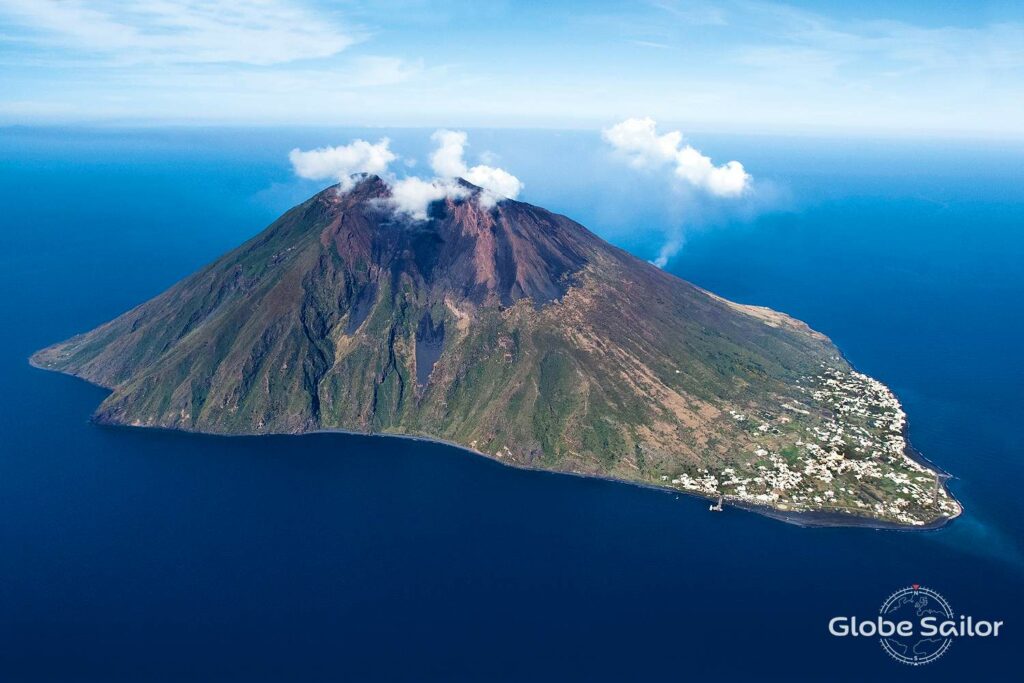 Stromboli umrunden - diesem Reiz kann sich kein Sizilien-Segeltörn entziehen!