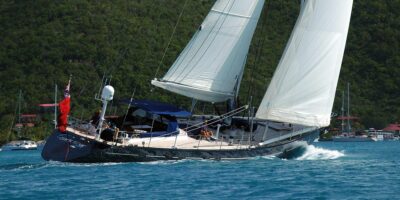sportlich-luxuriöses Segeln auf einer Segelyacht in Italien