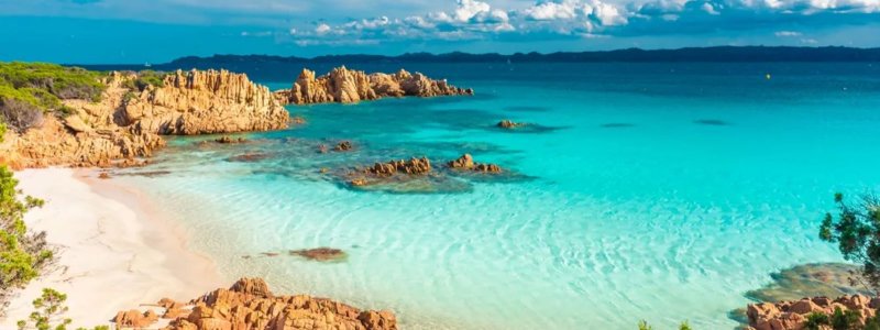 Sardinien ist eines der schönsten Segelreviere Italiens: Badestrand von Portisco