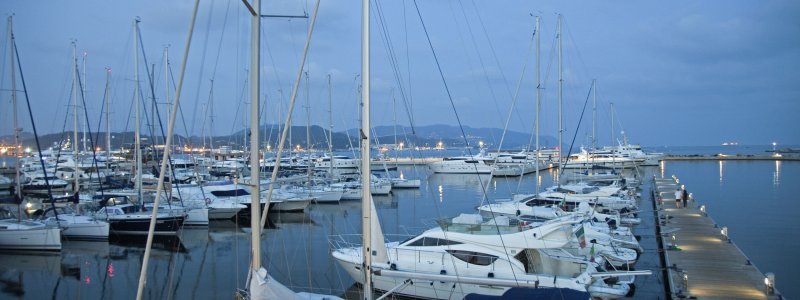 Foto von Porto Mirabello, einem Yachthafen und Charterstützpunkt nahe La Spezia in Ligurien