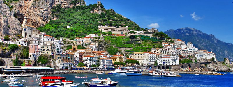 Salerno an der mondänen Amalfiküste ist ein Highlight des Segelns in Italien