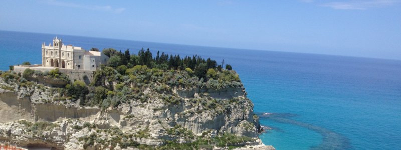 Charterbasis für Segeltörns: Tropea in Italiens Segelrevier Kalabrien