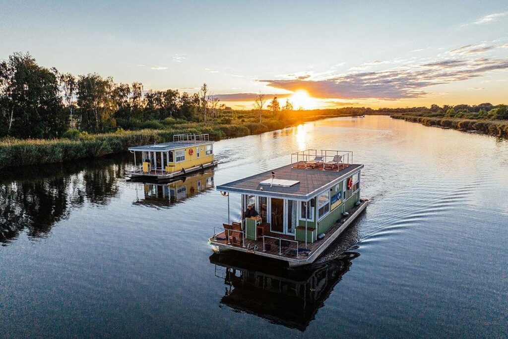 Foto zweier Hausboote für Flitterwochen auf dem Wasser