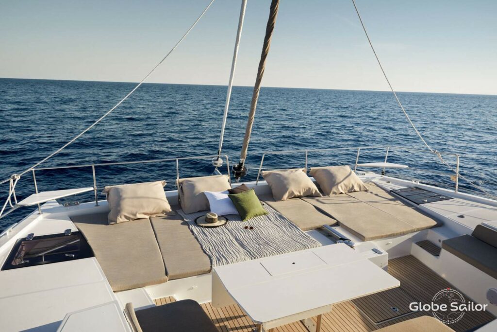 Foto des Lounge-Bereichs eines Luxus-Katamarans für Flitterwochen auf dem Wasser