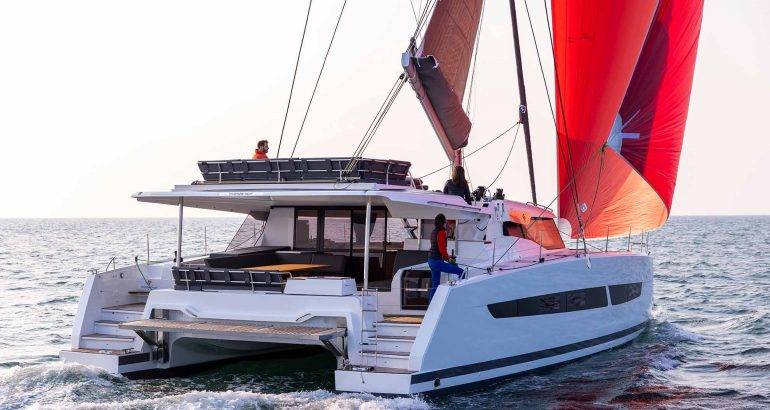 Foto des nachhaltigen Fountaine Pajot aura 51 smart electric Katamarans