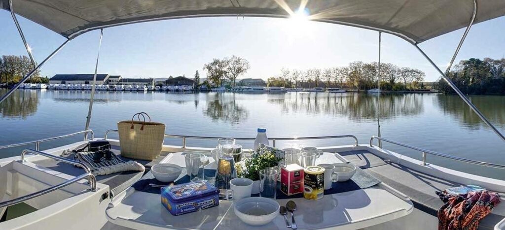 Frühstück auf einem Hausboot während einer Honeymoon-Kreuzfahrt