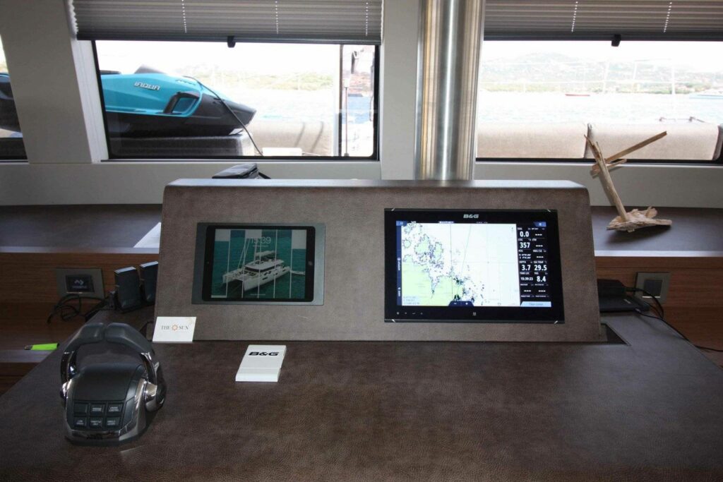 Foto der Navigationstechologie eines Lagoon Katamarans