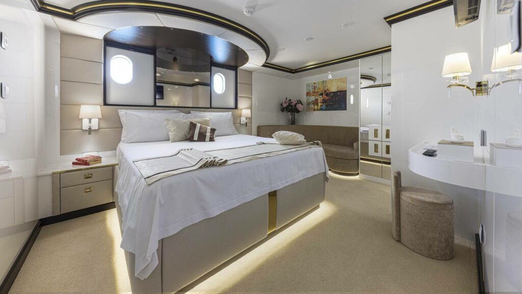 Foto einer Kabine des Kreuzfahrtschiffes MS Aurum Sky: Luxus Flitterwochen auf einem Traumschiff
