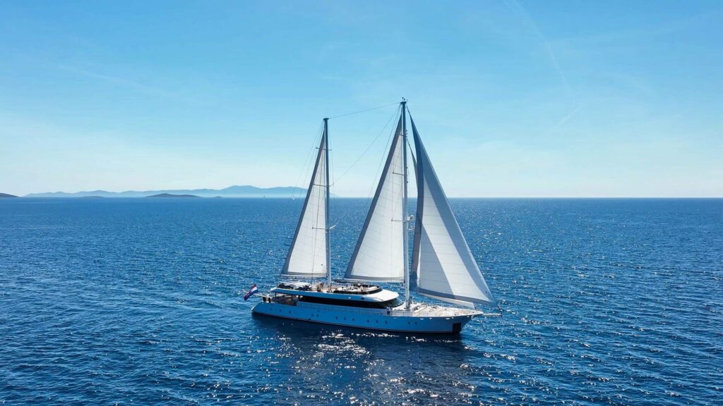 Foto einer Luxusyacht für eine Flitterwochen-Kreuzfahrt