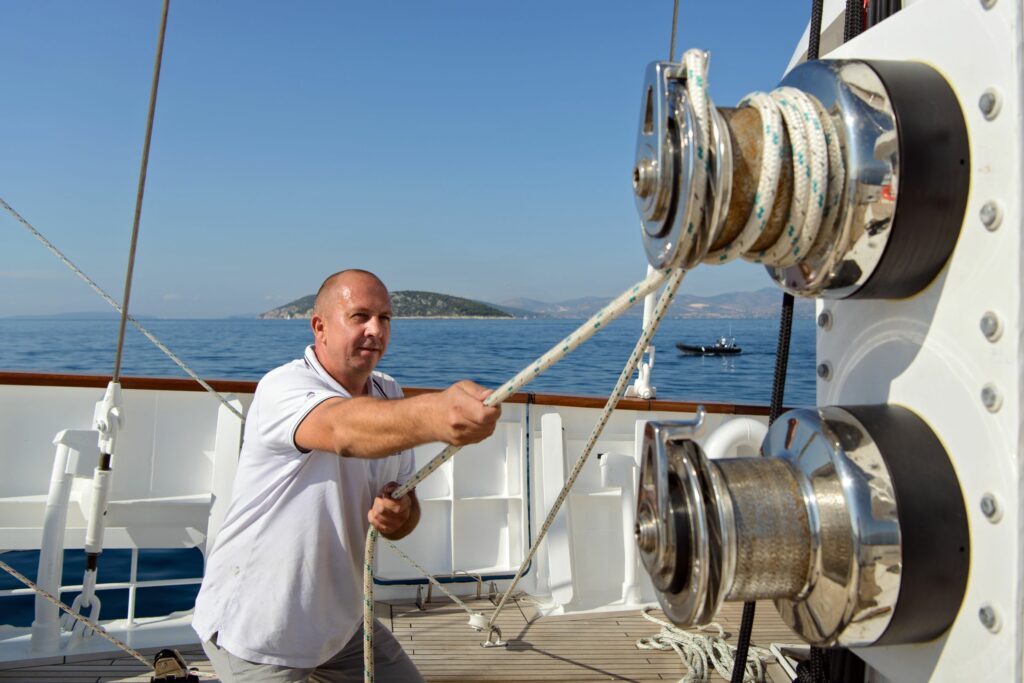 Foto einer arbeitenden Crew an Deck eines Segel-Kreuzfahrtschiffes