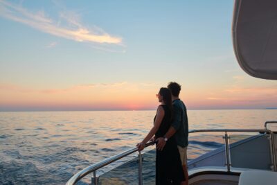 Foto zu Hochzeitsreise auf See: Kreuzfahrt, Segel-Hochzeitsreise, Hausboot & mehr