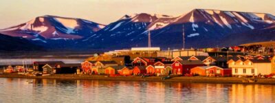 Foto von Hafen von Longyearbyen in den norwegischen Segelrevieren Skandinaviens