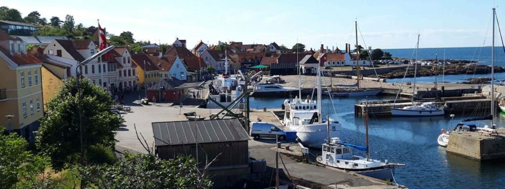Foto von Gudhjem in den dänischen Segelrevieren Skandinaviens
