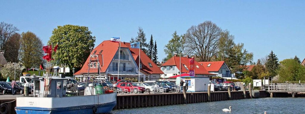 Idyllische Charterbasis auf Rügen: der Yachthafen von Breege