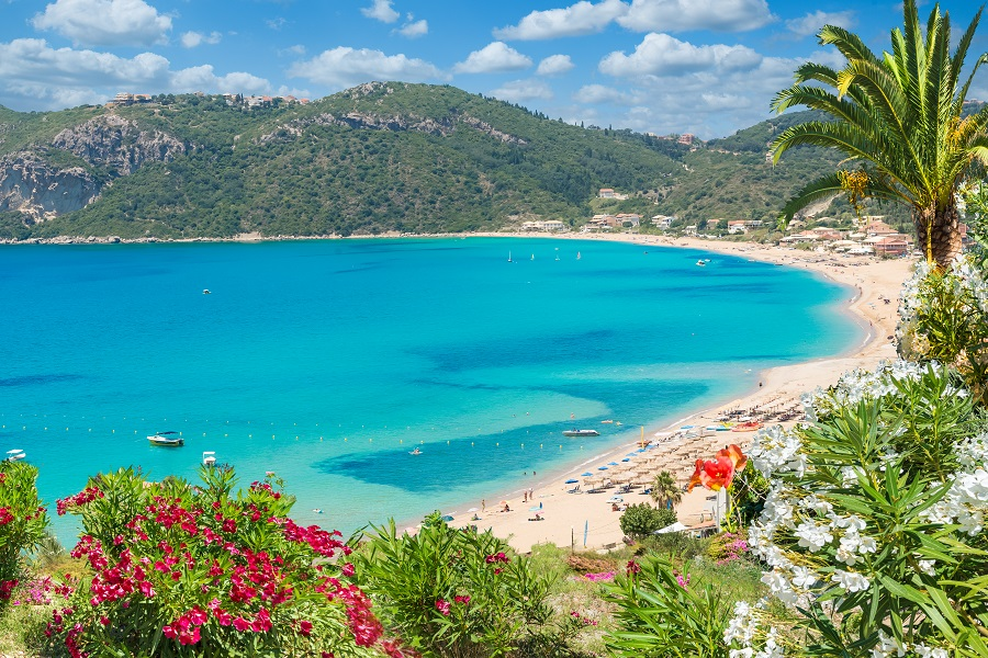 Traumstrand mit türkisfarbenem Wasser
Traumstrand auf Korfu mit türkisblauem Wasser – perfekte Badepause beim Segeln mit Kindern