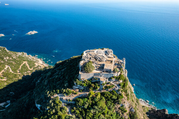 Festung auf Felsen über dem Meer
Historische Festung auf Korfu über dem Meer – spektakuläre Aussicht nahe ruhiger Segelrouten und Buchten